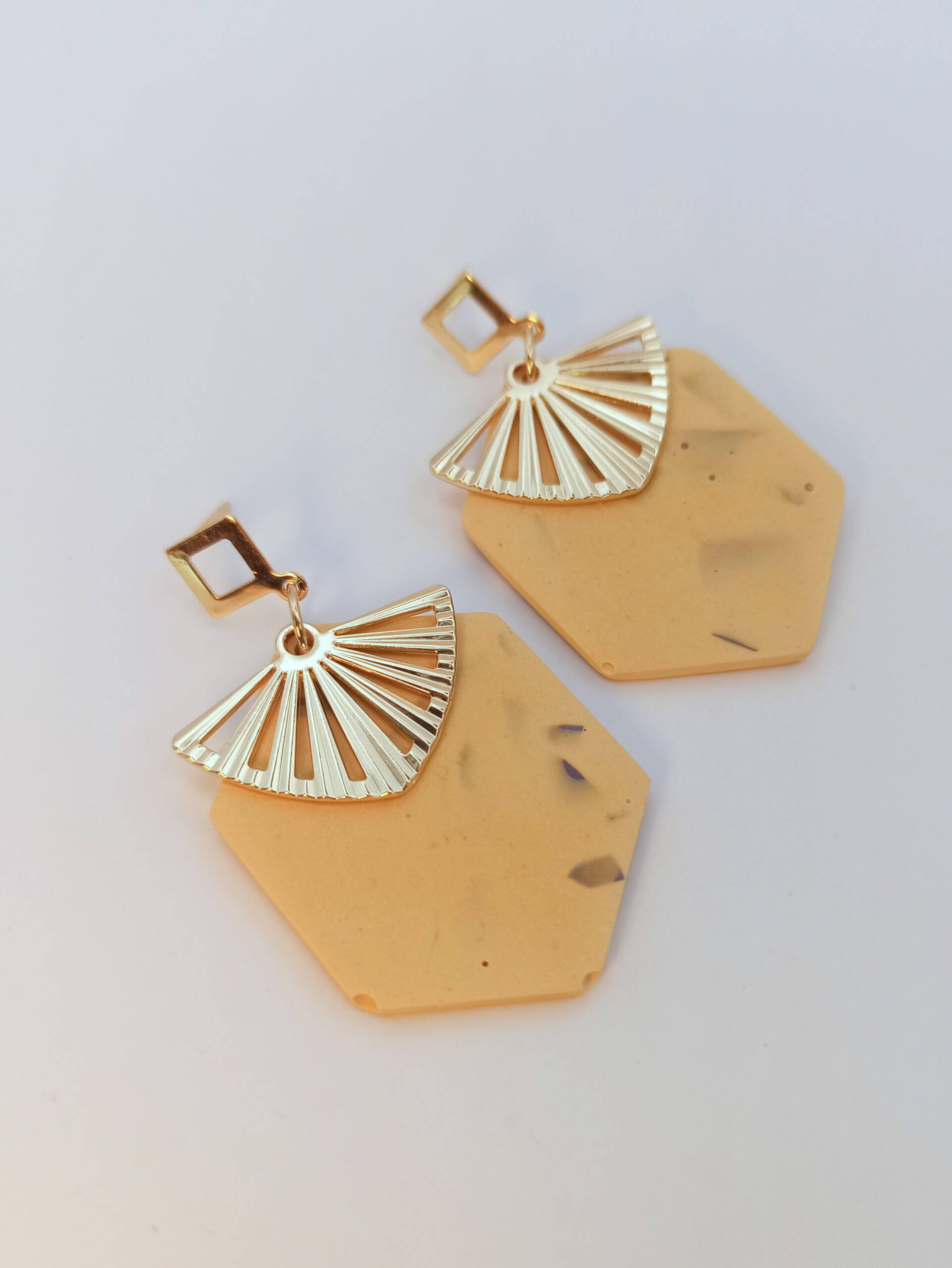 boucles d'oreilles graphiques forme hexagonale en Jesmonite acier inoxydable doré à l'or fin jaune ocre