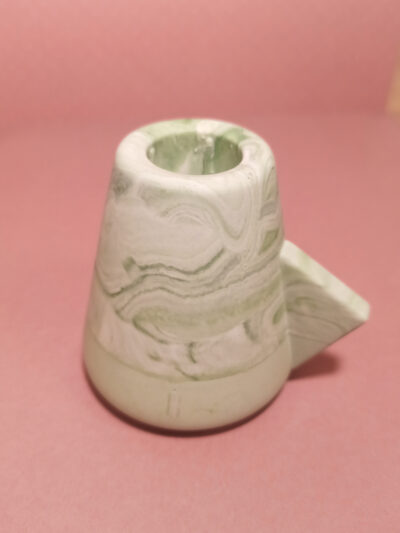 petit bougeoir forme épurée géométrique triangle fabriqué en Jesmonite de couleur vert sauge et marbré vert sauge