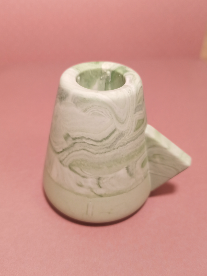 petit bougeoir forme épurée géométrique triangle fabriqué en Jesmonite de couleur vert sauge et marbré vert sauge