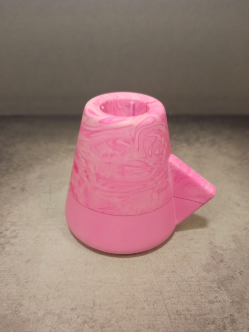 petit bougeoir forme épurée géométrique triangle fabriqué en Jesmonite de couleur rose fluo et marbré rose fluo