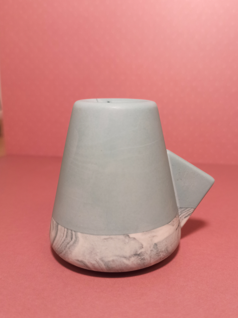 petit bougeoir formes géométriques épurées scandinaves en Jesmonite bleu clair et marbré bleu clair