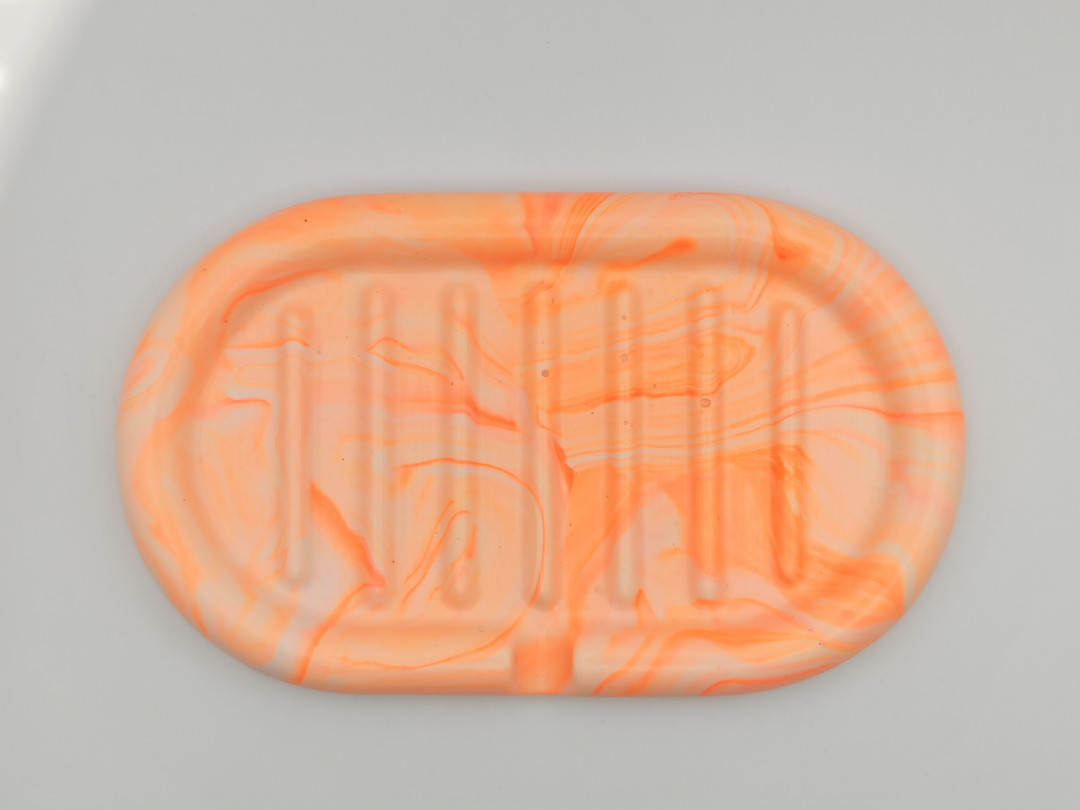 porte-savon fabriqué en Jesmonite de couleur orange fluo marbré