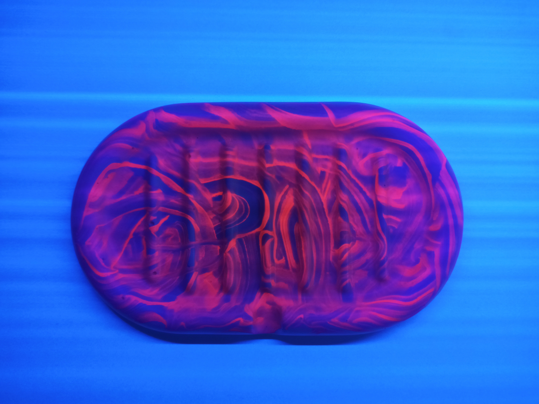 éclairage à la lampe UV d'un porte-savon fabriqué en Jesmonite de couleur rose fluo