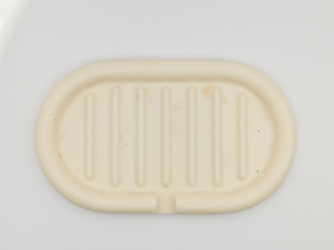 porte-savon fabriqué en Jesmonite de couleur beige