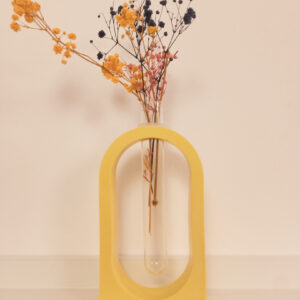 mise en situation avec des fleurs séchées d'un soliflore en Jesmonite de couleur jaune formes géométriques simples design tube en verre épuré