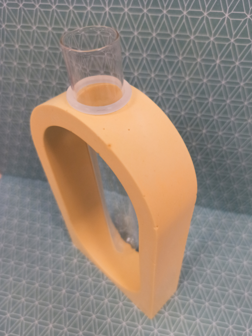 soliflore en Jesmonite de couleur jaune formes géométriques simples design tube en verre épuré