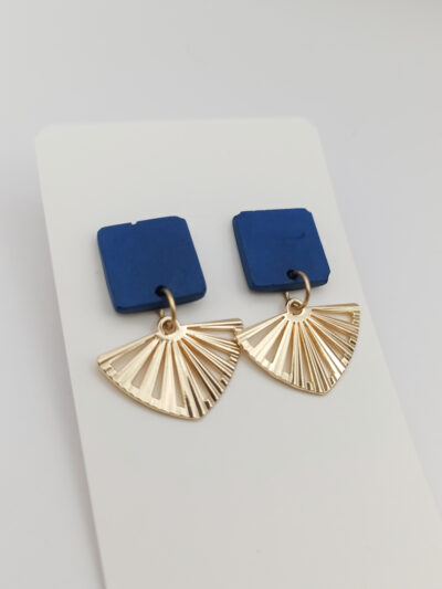 boucles d'oreilles courtes puces carrés en Jesmonite de couleur bleu foncé avec un pendentif éventail ajouré en acier inoxydable doré