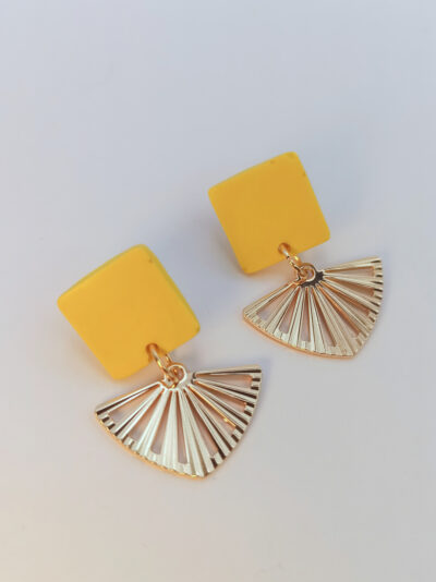 boucles d'oreilles courtes puces carrés en Jesmonite de couleur jaune avec un pendentif éventail ajouré en acier inoxydable doré