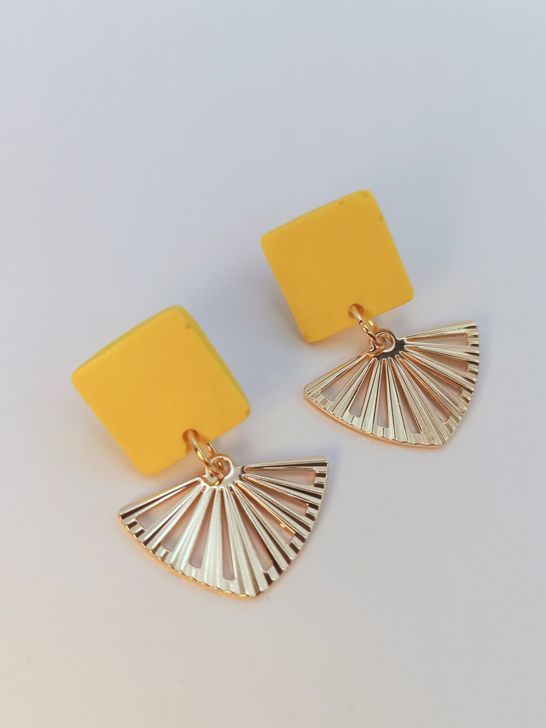 boucles d'oreilles courtes puces carrés en Jesmonite de couleur jaune avec un pendentif éventail ajouré en acier inoxydable doré