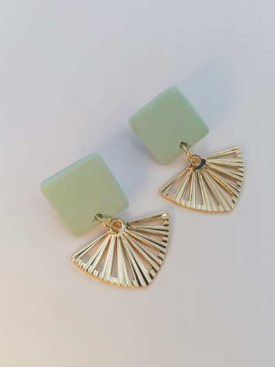 boucles d'oreilles courtes puces carrés en Jesmonite de couleur mint avec un pendentif éventail ajouré en acier inoxydable doré
