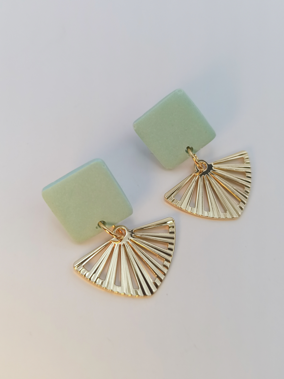 boucles d'oreilles courtes puces carrés en Jesmonite de couleur mint avec un pendentif éventail ajouré en acier inoxydable doré