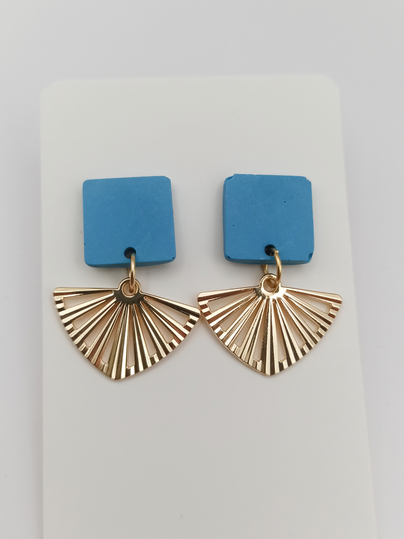 boucles d'oreilles courtes puces carrés en Jesmonite de couleur bleu clair avec un pendentif éventail ajouré en acier inoxydable doré