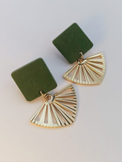 boucles d'oreilles courtes puces carrés en Jesmonite de couleur vert foncé avec un pendentif éventail ajouré en acier inoxydable doré