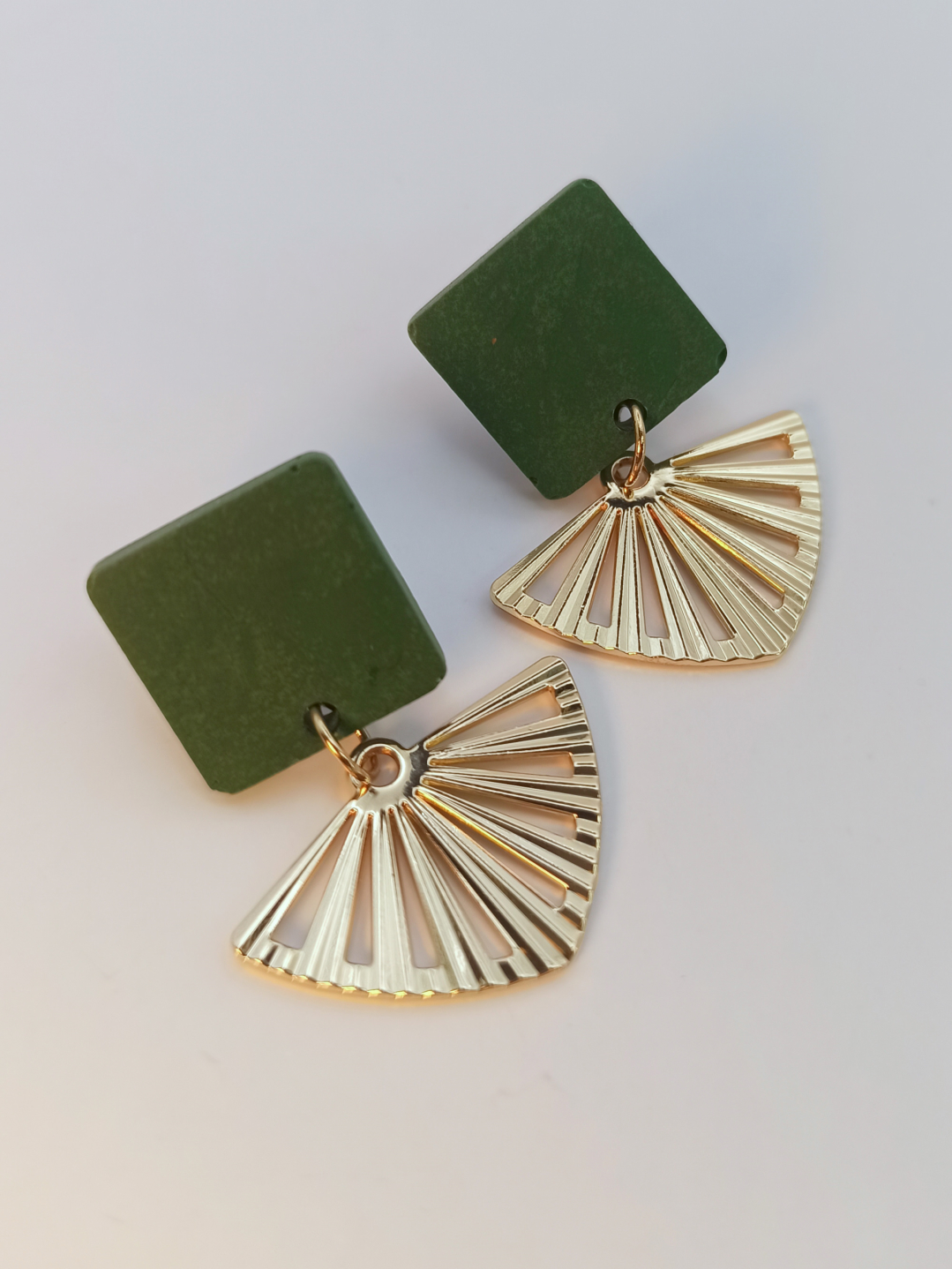 boucles d'oreilles courtes puces carrés en Jesmonite de couleur vert foncé avec un pendentif éventail ajouré en acier inoxydable doré