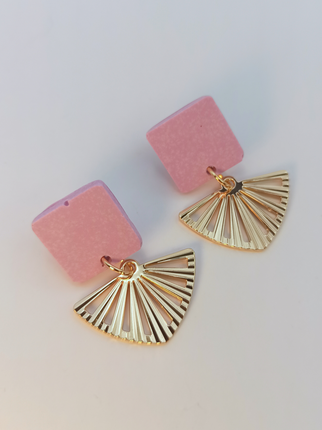 boucles d'oreilles courtes puces carrés en Jesmonite de couleur violet clair avec un pendentif éventail ajouré en acier inoxydable doré
