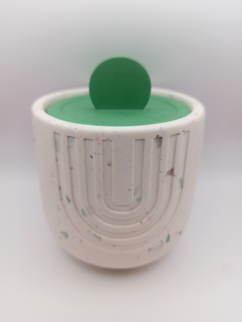 grand pot en Jesmonite de couleur terrazzo blanc et vert avec un couvercle vert motifs géométriques style scandinave