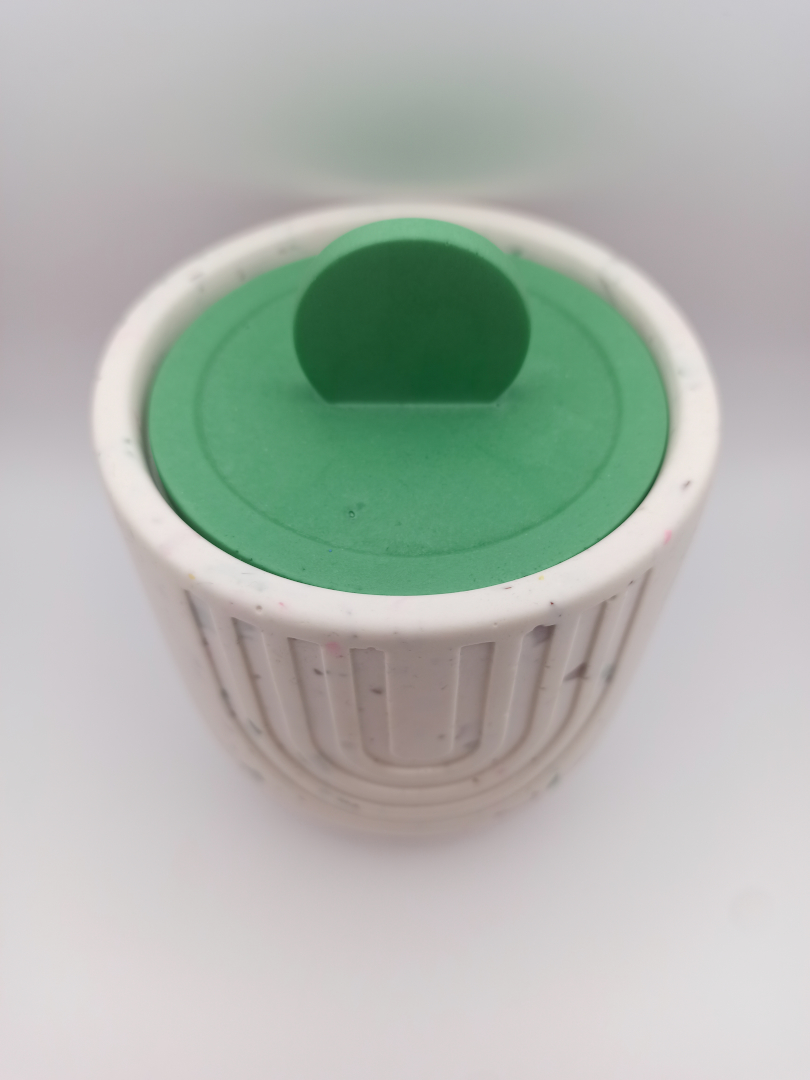 vue du dessus d'un grand pot en Jesmonite de couleur terrazzo blanc et vert avec un couvercle vert motifs géométriques style scandinave