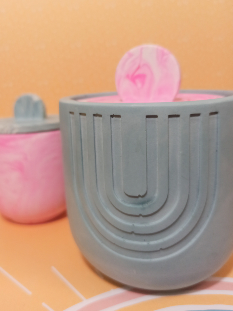 vue d'ensemble d'une petit pot et d'un grand pot en Jesmonite de couleur bleu clair avec un couvercle marbré rose fluo motifs géométriques style scandinave