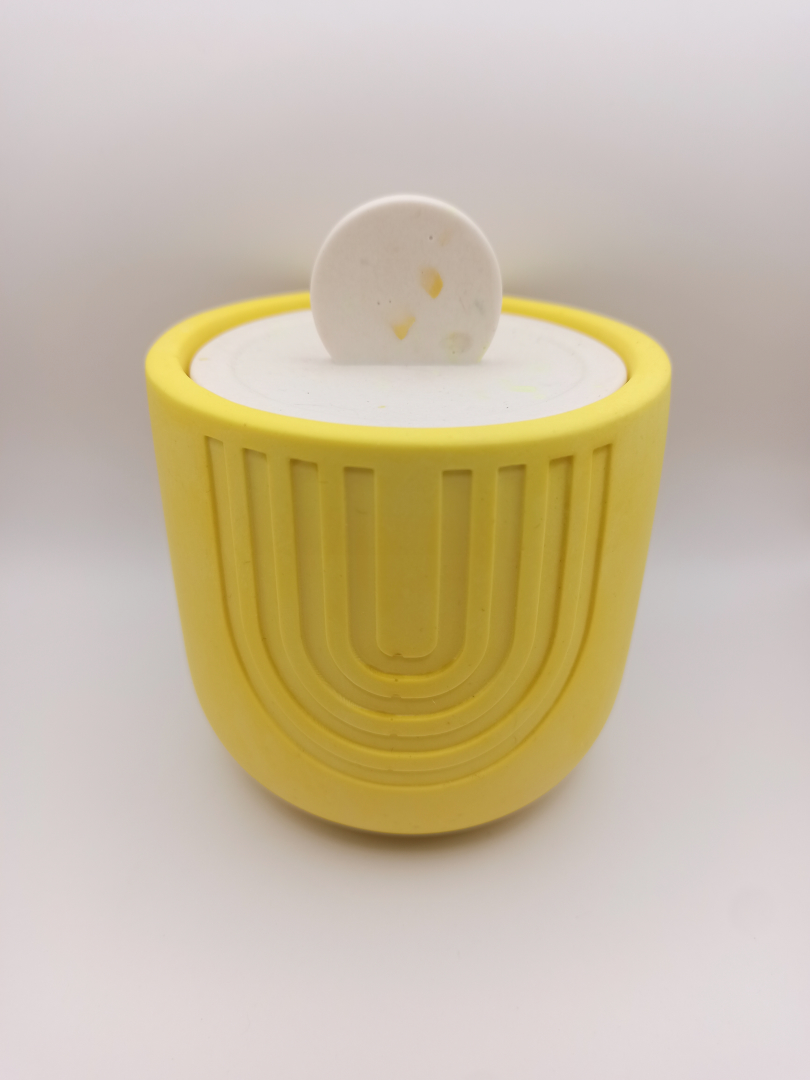 grand pot en Jesmonite de couleur jaune avec un couvercle terrazzo blanc jaune fluo motifs géométriques style scandinave