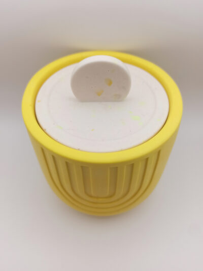 vue du dessus d'un grand pot en Jesmonite de couleur jaune avec un couvercle terrazzo blanc jaune fluo motifs géométriques style scandinave