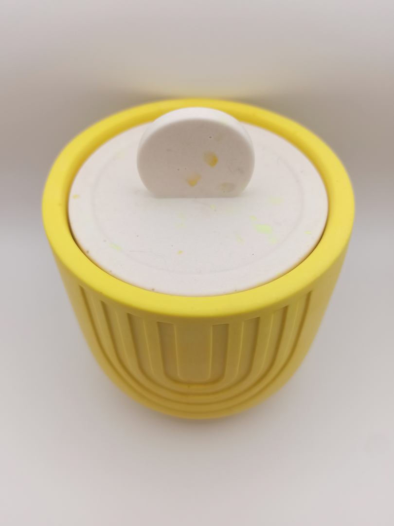 vue du dessus d'un grand pot en Jesmonite de couleur jaune avec un couvercle terrazzo blanc jaune fluo motifs géométriques style scandinave
