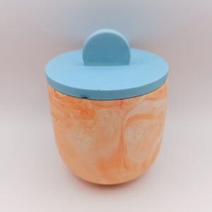 petit pot en Jesmonite orange marbré et couvercle bleu clair design épuré lisse