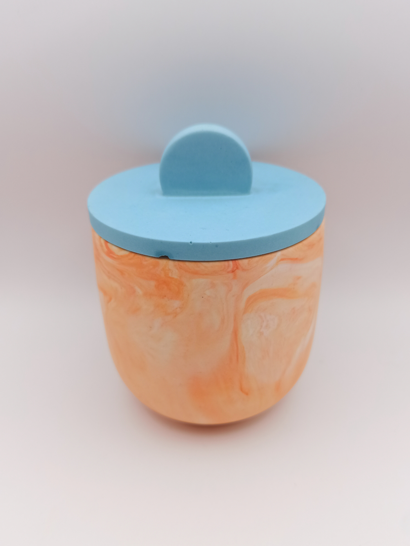 petit pot en Jesmonite orange marbré et couvercle bleu clair design épuré lisse