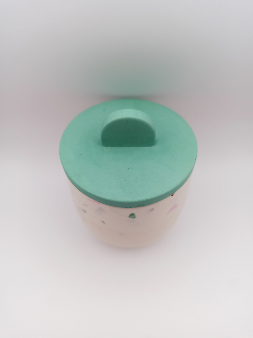 vue du dessus d'un petit pot en Jesmonite terrazzo blanc morceaux verts et couvercle vert design épuré lisse