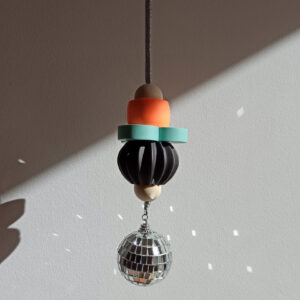 attrape-soleil ou suncatchers composés de perles géométriques en Jesmonite orange noir et mint et d'une boule à facettes
