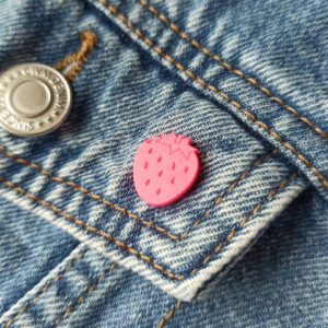 Pin's "fraise" en Jesmonite colorée