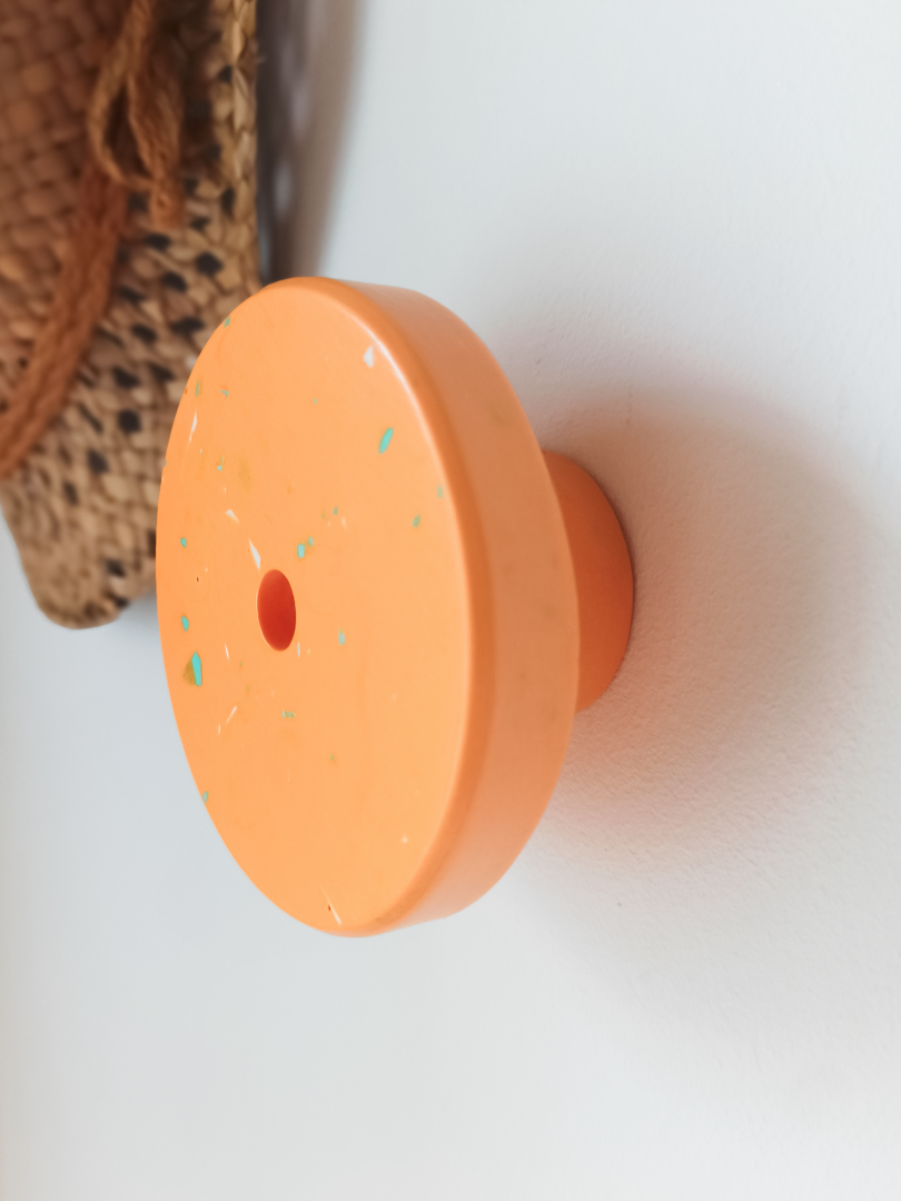 patère_berthe_grande_orange_terrazzo_multicolore_jesmonite_heydenise-2