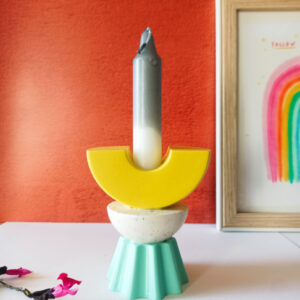 Bougeoirs Hans, Roger & Barnabé – Déco colorée en Jesmonite (pièces empilées)