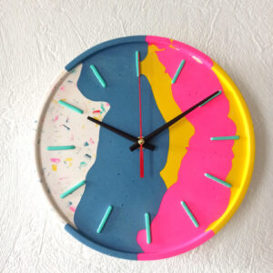 Horloge murale "Odette" – Jesmonite colorée, modèle unique